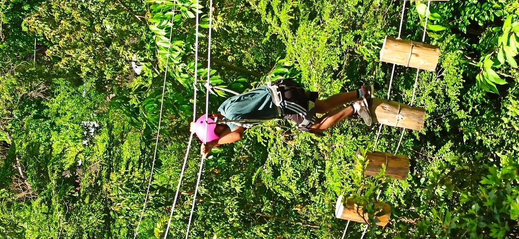 camping lago puelo aventura tirolesa chicos ninos juegos rio azul canopy