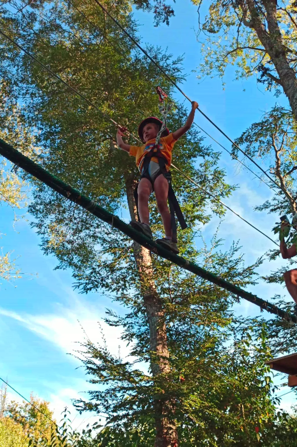 camping lago puelo tirolesa aventura juegos chicos ninos canopy rio azul